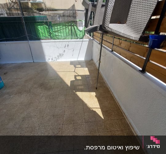 מרפסת עם ריצוף חדש, כיסאות הפוכים על מעקה